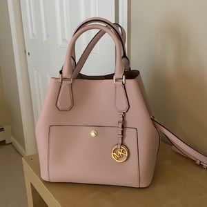 🩷 Michael Kors Saffiano leather Tote in pink !!